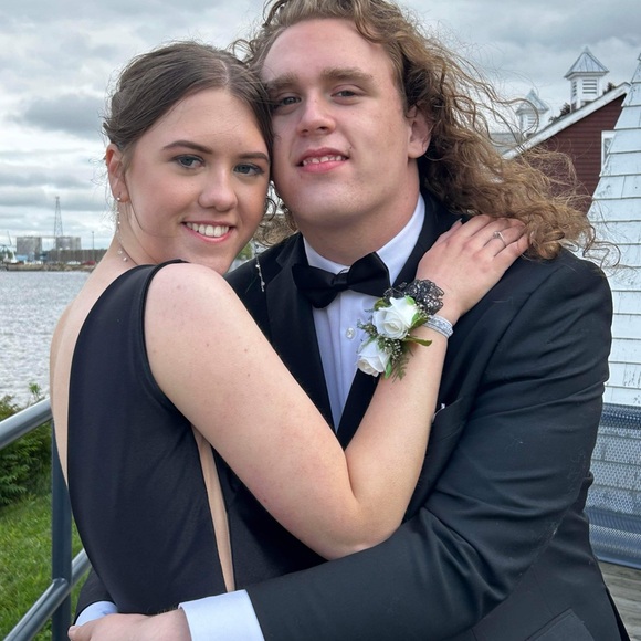 Elegant Black Formal Gown - Picture 3 of 4